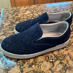 BOTTEGA VENETA MENS SUEDE SNEAKER.